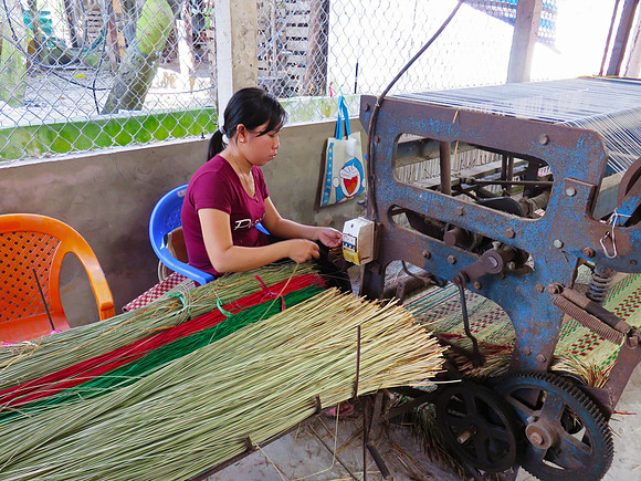 Rattan mat factory in Tan Chau