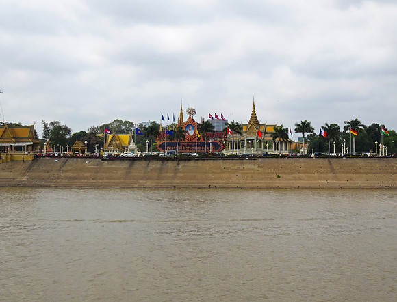 Another view of the Royal Palace from the Mekong River