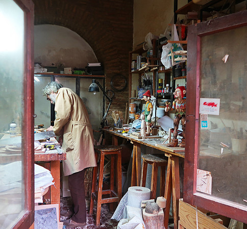 Puppeteer in the Old Jewish Quarter